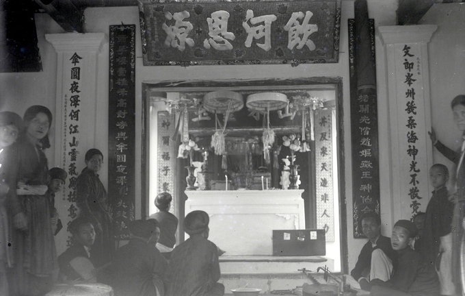 Bức hoành phi câu đối tại Đền Hùng, ảnh chụp đầu thế kỷ XX. Ảnh: EFEO.