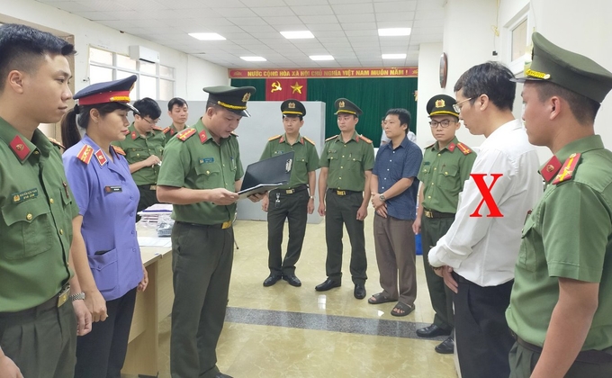 Cơ quan điều tra tống đạt quyết định tố tụng với bị can Nguyễn Thế Hùng, nguyên Giám đốc Chi nhánh Văn phòng Đăng ký đất đai TP Sầm Sơn. Ảnh: CACC.