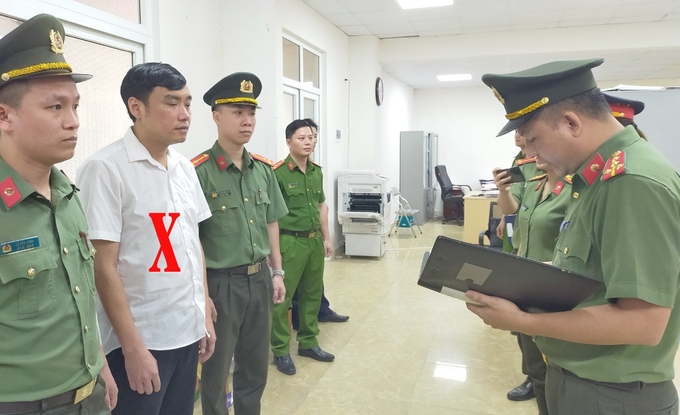 Thi hành Lệnh bắt bị can Cao Xuân Hiệp, cán bộ Chi nhánh Văn phòng Đăng ký đất đai TP Sầm Sơn. Ảnh: CACC.
