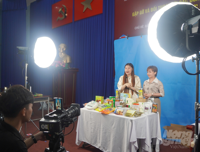 Các HTX, chủ thể OCOP tham gia livestream ngay tại Hội nghị. Ảnh: Nguyễn Thủy.