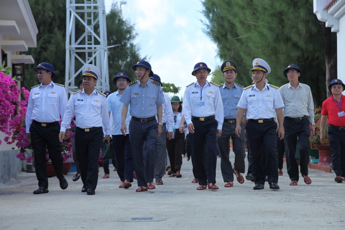 Thứ trưởng Phùng Đức Tiến và đoàn công tác thăm các điểm đảo tại Trường Sa. Ảnh: Xuân Hào.