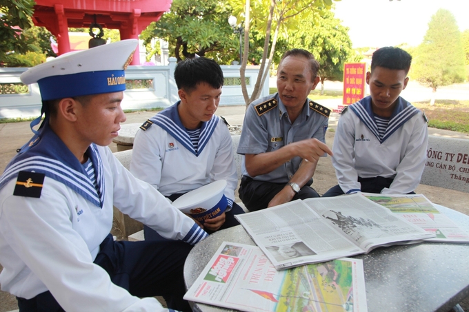 Thứ trưởng Phùng Đức Tiến hỏi thăm, động viên các chiến sĩ Hải quân. Ảnh: Xuân Hào.