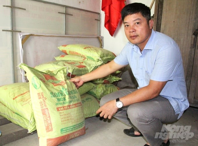 According to Mr. Dinh Xuan Nam, Director of Van Tra Agricultural Cooperative (pictured), with organic rice farming, rice plants grow and develop well; the environment is improved; and farmers' health and income increase significantly. Photo: Trung Quan.