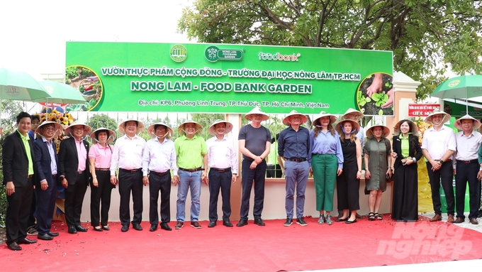 Tổ chức phi lợi nhuận Food Bank Vietnam phối hợp cùng Trường Đại học Nông Lâm TP.HCM khánh thành mô hình Vườn thực phẩm cộng đồng Nong Lam Foodbank Garden tại TP.HCM. Ảnh: Trần Phi.