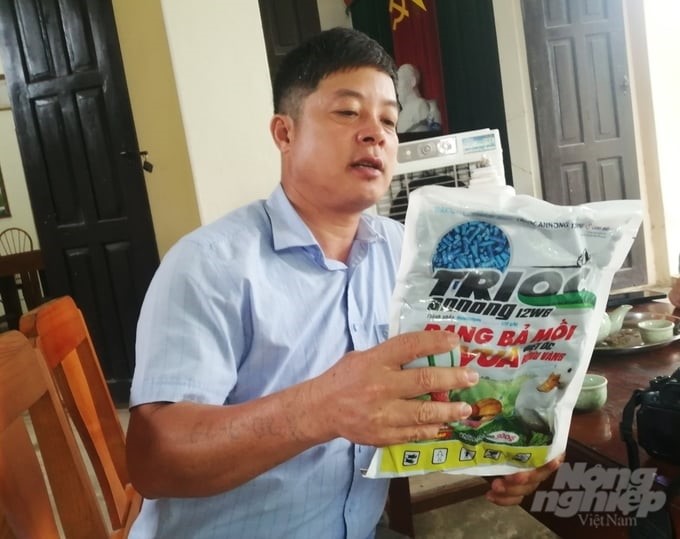 To control the product quality in organic production, Van Tra Cooperative acts as a focal point to connect with reputable units providing organic fertilizers and biological products to farmers. Photo: Trung Quan.