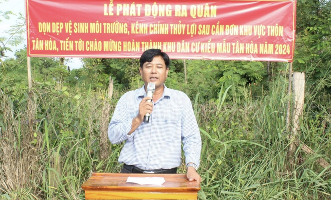 Ông Nguyễn Đình Đoàn, Chủ tịch UBND xã Tân Tiến phát động lễ ra quân. Ảnh: BD.