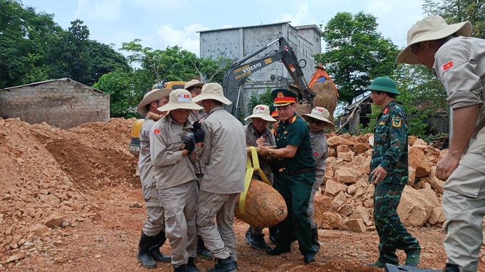 Lực lượng chức năng tiến hành di dời quả bom. Ảnh: Bộ Chỉ huy Quân sự tỉnh Quảng Bình.