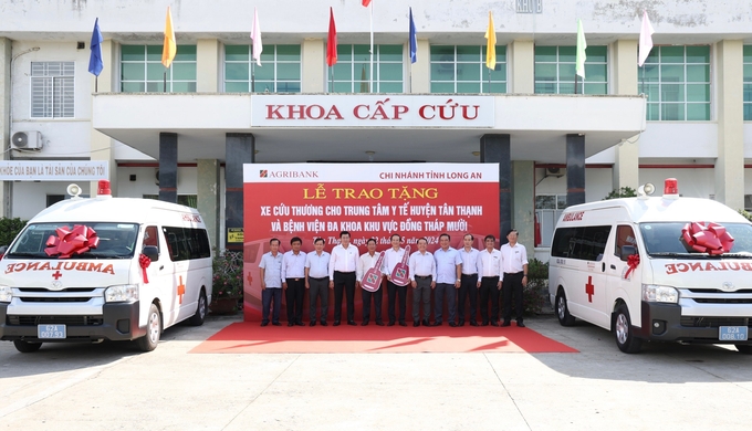 Lễ trao tặng xe cứu thương cho trung tâm y tế, bệnh viện đa khoa trên địa bàn tỉnh Long An. Ảnh: Nhật Minh.