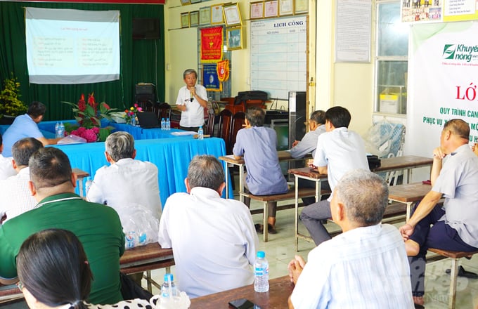 Training courses, organized by the National Agricultural Extension Center, on high-quality, low-emission rice farming for the pilot model of the Project for one million hectares of high-quality rice in Thap Muoi district, Dong Thap province. Photo: Thuy Ly.