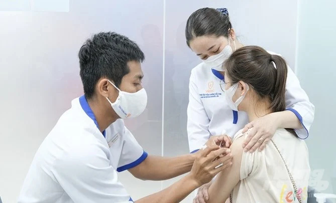 In Vinh Long province, during the first 4 months of 2024, the number of people bitten by dogs or cats and needing rabies vaccination has increased by nearly 1,000 individuals. Photo: HT.