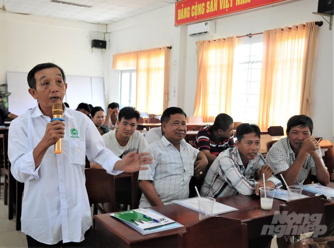 Xã viên Hợp tác xã Dịch vụ nông nghiệp Thanh niên Phú Hòa trao đổi, thảo luận tại buổi tập huấn. Ảnh: Trung Chánh.