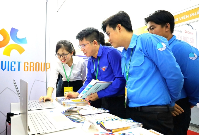 Các doanh nghiệp trưng bày, giới thiệu sản phẩm tại Tuần lễ Chuyển đổi số và Khởi nghiệp đổi mới sáng tạo - Mekong Delta 2024. Ảnh: Trung Chánh.