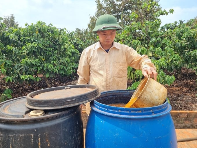 Mr. Pham Doanh Cach demonstrating the production of organic fertilizers from indigenous microorganisms. Photo: Tuan Anh.