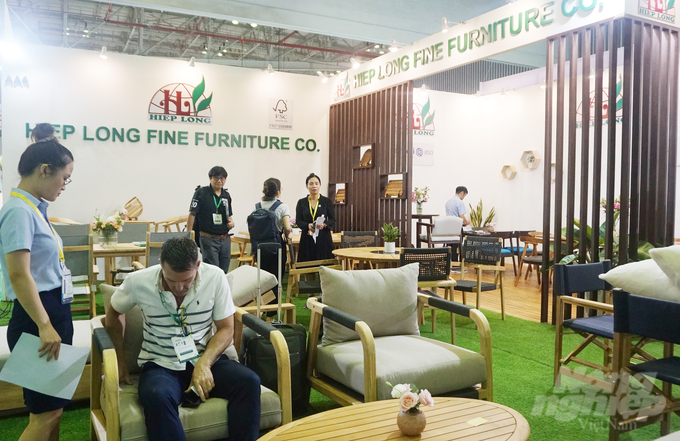 Nhà mua hàng quốc tế tìm hiểu các sản phẩm đồ nội thất tại gian trưng bày của Công ty TNHH Hiệp Long tại VIFA ASEAN 2023. Ảnh: Nguyễn Thủy.