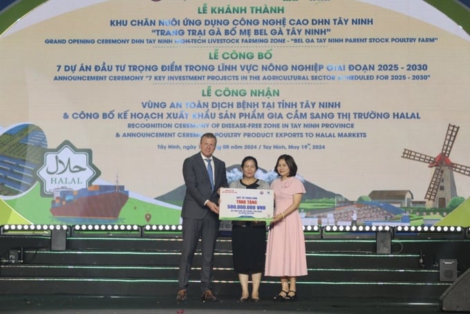 Representatives from De Heus and Hung Nhon donating 500 million Vietnamese dong to charity housing construction activities in Tan Chau district.