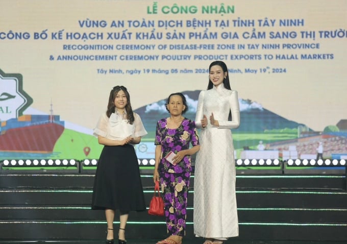 Hoa hậu Đỗ Thị Hà và Giám đốc điều hành quỹ DHN Vũ Lê Đan Thùy trao tặng sổ tiết kiệm 50 triệu đồng cho đại diện gia đình Mẹ Việt Nam Anh hùng Phạm Thị Năm.