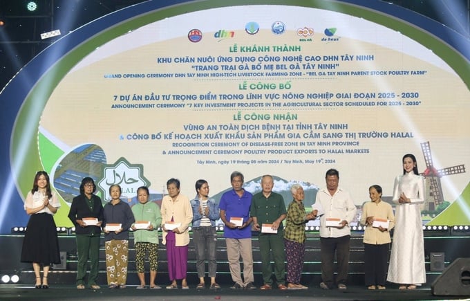 Miss Do Thi Ha and CEO Vu Le Dan Thuy presenting gifts to 10 impoverished households in Tan Chau district.