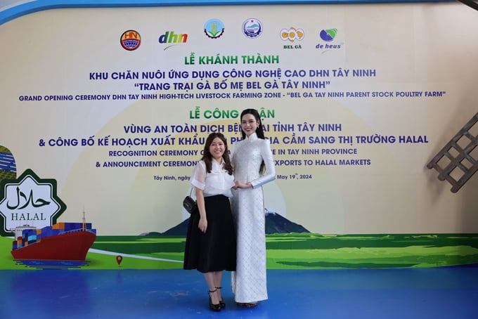 Vu Le Dan Thuy, CEO of the DHN Charity Fund, taking a commemorative photo with Miss Do Thi Ha, the ambassador of the DHN Charity Fund, during the event series on May 19 in Tay Ninh.