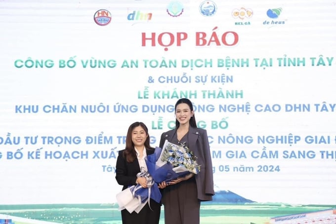 CEO Vu Le Dan Thuy presenting flowers to Miss Do Thi Ha during the press conference on May 14 in Tay Ninh.