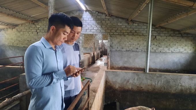 Anh Vũ Đức Tuấn (bên trái) giới thiệu với khách hàng về ứng dụng FarmGo. Ảnh: Nguyễn Thành.