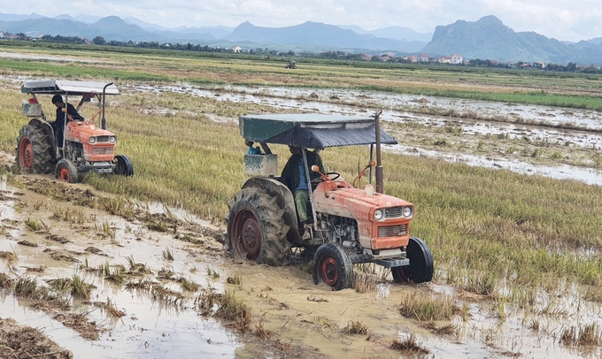 Khâu làm đất đã được thực hiện cơ giới hóa đạt gần 100% trên đồng ruộng tại Quảng Bình. Ảnh: T. Phùng.