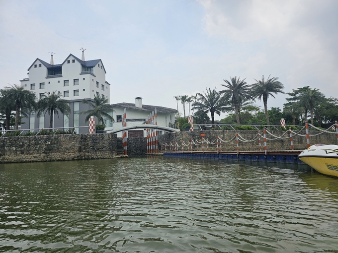 Bến đậu du thuyền của Công ty cổ phần tập đoàn sản xuất ống thép Việt Đức được xây dựng trái phép trên bờ hồ Đầm Vạc. Ảnh: NK.