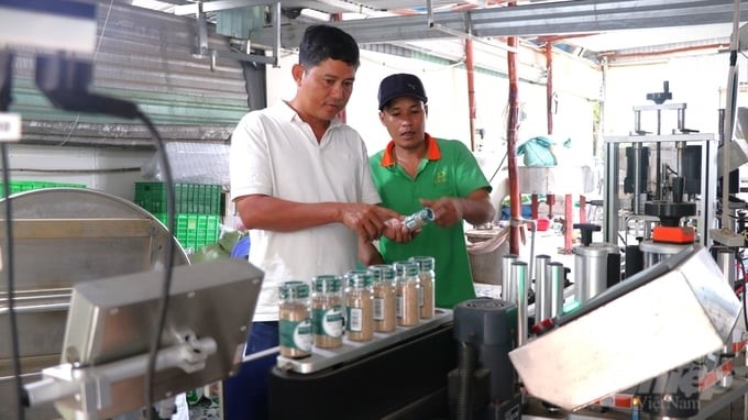 Applying high technology to production is a trend to build new rural areas. Photo: Tran Phi.