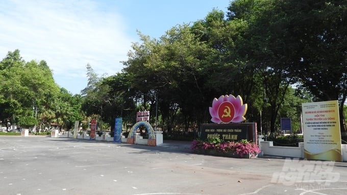 In the coming time, Binh Duong province will invest heavily in transportation infrastructure, electricity, roads, schools, health stations, etc., to narrow the gap between rural and urban areas. Photo: Tran Trung.