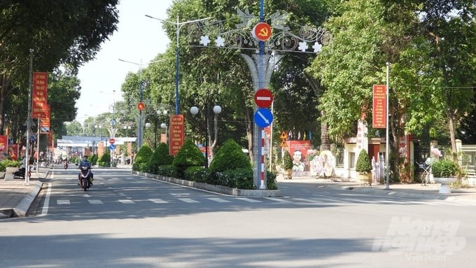 Binh Duong sets a goal for 2024 to complete the dossier of districts meeting new rural standards for 3 districts: Bau Bang, Phu Giao, and Bac Tan Uyen and submit it to the Central Appraisal Council for recognition; strive for 100% of communes to meet advanced new rural standards. Photo: Tran Trung.