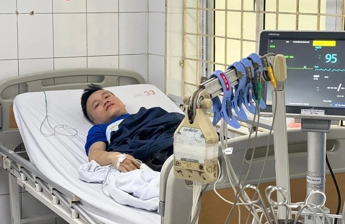 Nạn nhân nam của vụ cháy Trung Kính nhập bệnh viện Giao thông vận tải Hà Nội trong đêm 24/5. 