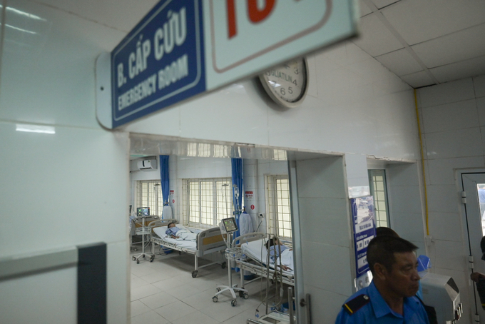Bệnh viện Giao thông Vận tải cho biết, bệnh viện đang tiếp nhận điều trị cho 6 nạn nhân trong vụ cháy xảy ra trong đêm tại phố Trung Kính. Ảnh: Tùng Đinh.
