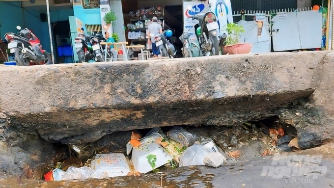 Việc người dân tự ý bỏ rác ở các cống tiêu thoát nước là một phần nguyên nhân khiến TP.HCM bị ngập mỗi khi mưa lớn. Ảnh: Trần Phi.