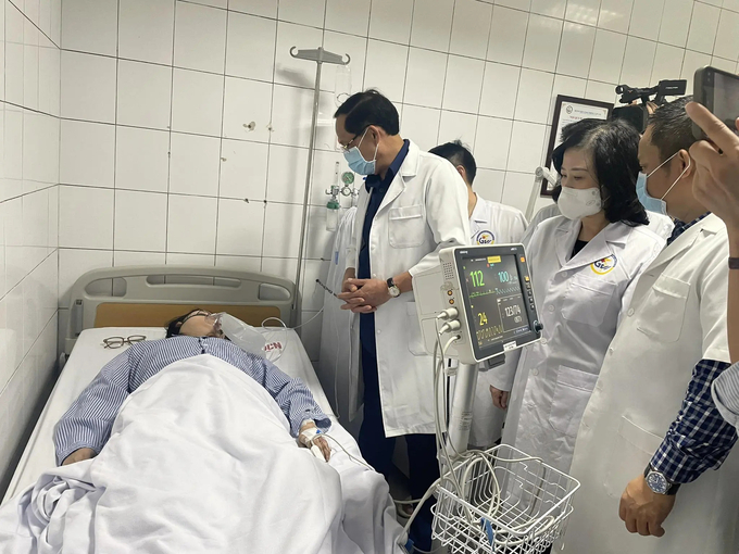 Phó Chủ tịch Quốc hội Trần Quang Phương và Bộ trưởng Bộ Y tế Đào Hồng Lan thăm, động viên nạn nhân vụ cháy đang điều trị tại Bệnh viện Giao thông Vận tải. Ảnh: Thái Bình.