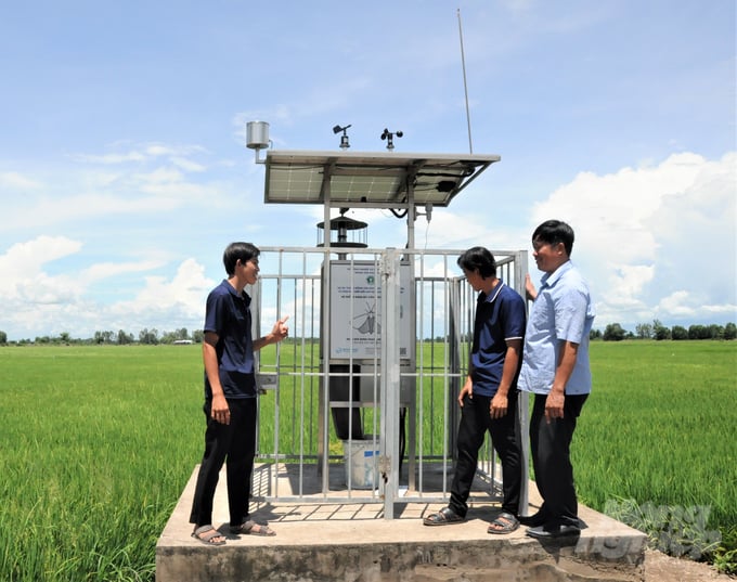 The intelligent pest and insect management station helps the Phu Hoa Youth Agricultural Services Cooperative manage pests effectively, reduce costs, and protect the environment in rice production. Photo: Trung Chanh.