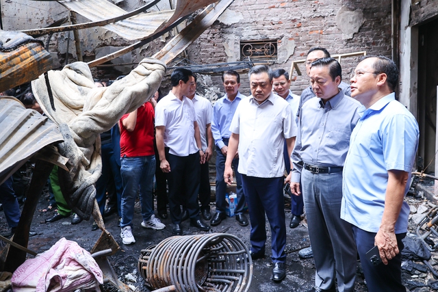 Phó Thủ tướng Trần Hồng Hà kiểm tra tại hiện trường vụ cháy tại đường Trung Kính, phường Trung Hòa, Cầu Giấy, Hà Nội. Ảnh: VGP/Nhật Bắc.