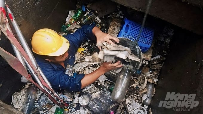 Công ty TNHH MTV Thoát nước đô thị TP.HCM dọn rác, vệ sinh các cống dọc theo tuyến đường Võ Văn Tần, quận 3. Ảnh: Trần Phi.
