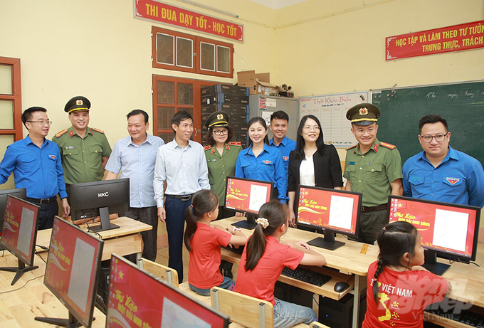 Ban tổ chức trao tặng phòng máy tính cho học sinh các dân tộc xã Chiềng Sại, huyện Bắc Yên. Ảnh: QT.