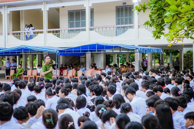 Cảnh sát PCCC và CNCH tỉnh Khánh Hòa tuyên truyền kiến thức, kỹ năng phòng cháy, chữa cháy tại các trường học. Ảnh: PV.