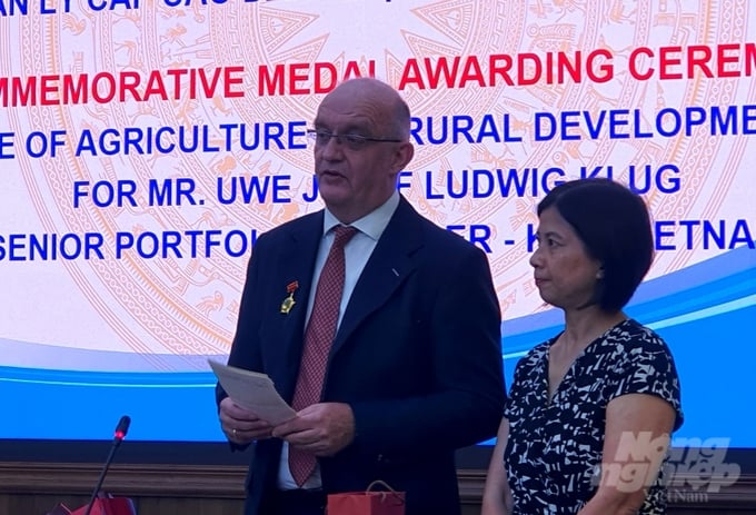 Mr. Uwe Klug, Senior Project Portfolio Manager at the German Reconstruction Bank in Vietnam, speaking at the event where he received the commemorative medal from the Ministry of Agriculture and Rural Development. Photo: Thai Binh.