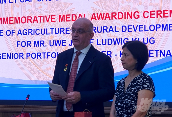 Ông Uwe Klug - Quản lý cấp cao Danh mục Dự án (Ngân hàng Tái thiết Đức) tại Việt Nam phát biểu trong sự kiện nhận Kỷ niệm chương của Bộ NN-PTNT. Ảnh: Thái Bình.
