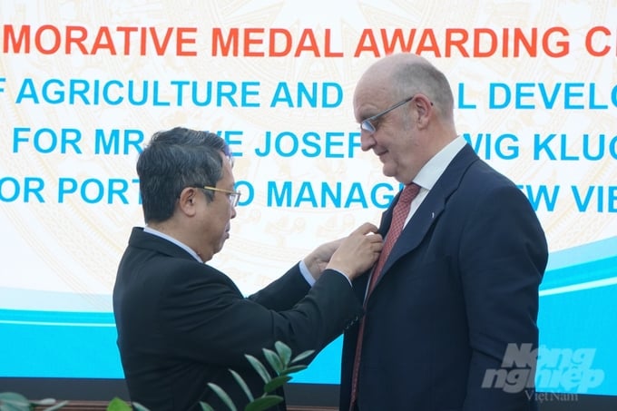 Deputy Minister Hoang Trung, on behalf of the Ministry of Agriculture and Rural Development, awarding the 'For the Cause of Agriculture and Rural Development' medal to Senior Portfolio Manager Uwe Josef Ludwig Klug. Photo: Phuong Thao.