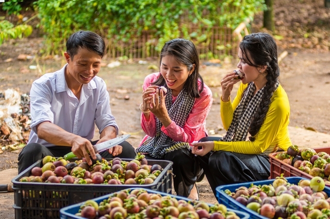 Khách du lịch tham quan vườn trái cây thưởng thức trái cây ngon đầu mùa Lễ hội Trái cây Long Khánh 2024. Ảnh: Hoàng Long.