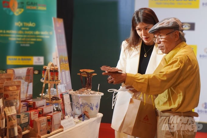 At the seminar, many businesses introduced Vietnam’s ginseng, medicinal herb, and aromatic products. Photo: Nguyen Thuy.