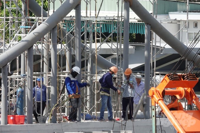 Workers are urgently constructing to ensure project progress. Photo: Kim Anh.