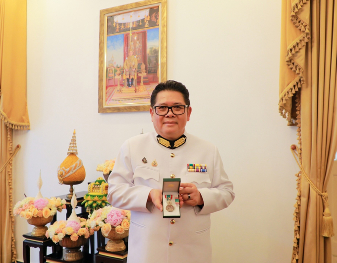 Ông Montri Suwanposri và Huân chương Hoàng gia Thái Lan.