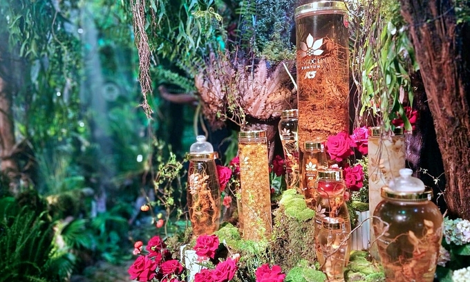 The dragon-shaped ginseng bottle costs more than VND 5 billion. Photo: Thi Ha.