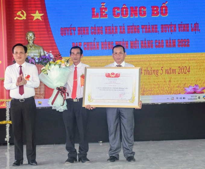 Chủ tịch UBND tỉnh Bạc Liêu trao quyết định công nhận xã Hưng Thành đạt chuẩn nông thôn mới nâng cao cho lãnh đạo xã. Ảnh: Trọng Linh. 