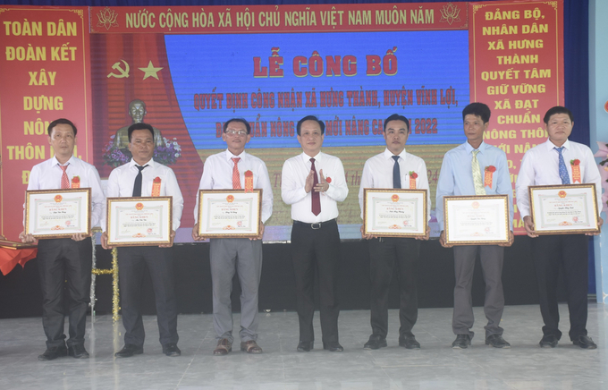 Chủ tịch UBND tỉnh Bạc Liêu trao tặng 12 bằng khen cho 5 tập thể và 7 cá nhân có thành tích xuất sắc trong phong trào xây dựng NTM ở xã Hưng Thành. Ảnh: Trọng Linh.