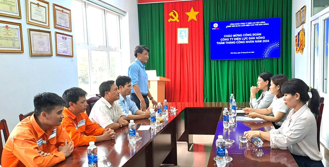 Công đoàn PC Đắk Nông gặp mặt người lao động tại Đội QLVHLĐ Cao thế Đắk Nông. Ảnh: Tâm An.
