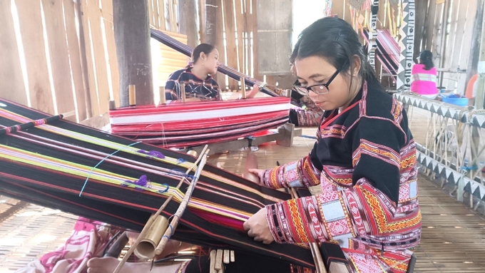 Những làng nghề truyền thống của người dân miền núi Bình Định luôn thu hút khách du lịch. Ảnh: V.Đ.T.